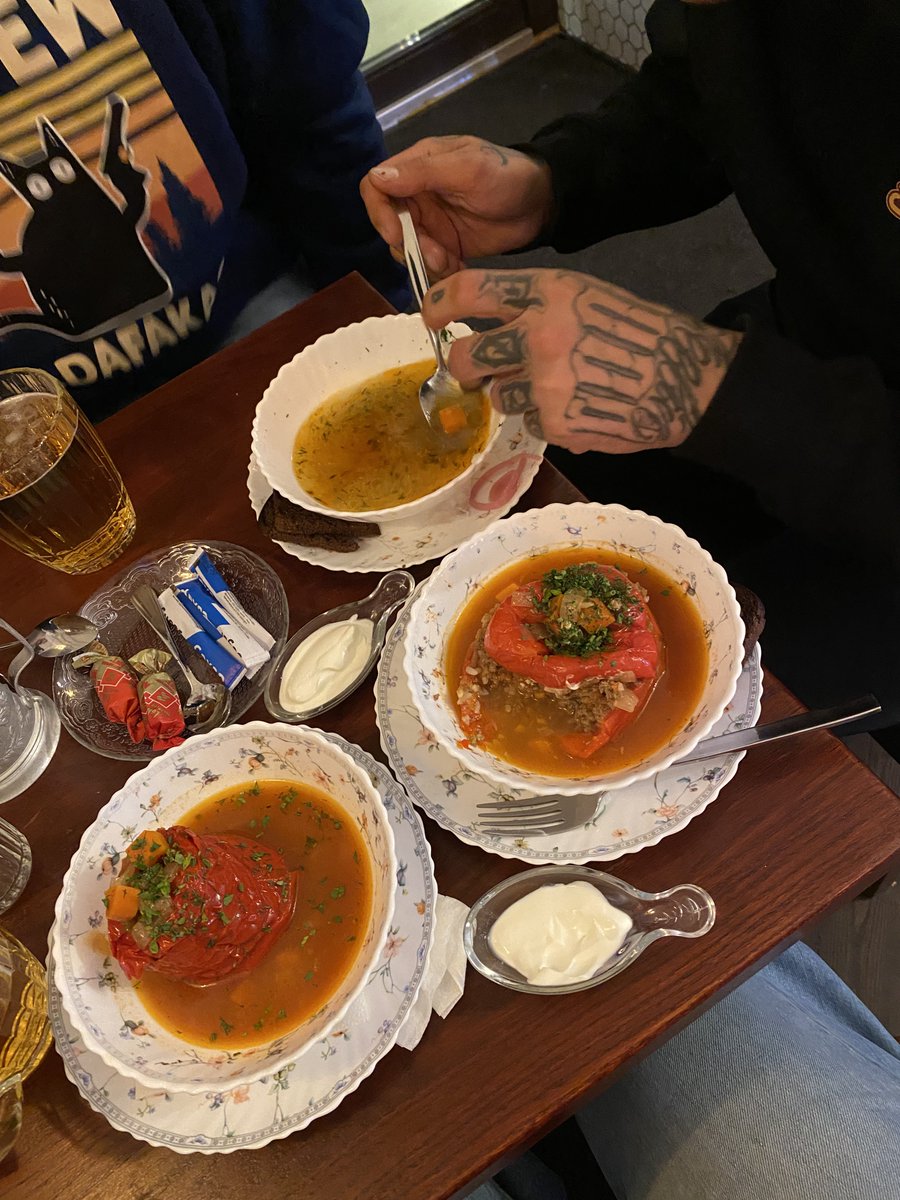 Ужин <a href="/Den_Muller/">Отец-полярник</a> (да, оба перца его)
Скоро этот сенбернар будет год питаться за бюджетный счёт…