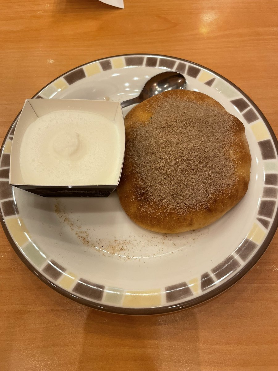 mjmumpm's tweet photo. サイゼのシナモンフォッカチオ大好きだけど急いでたから頼むつもり無かった🙏後ろの人が頼んでて匂いに負けた🙏美味しすぎ〜急いで食べて腹痛くなった✋ https://t.co/C34sLTmBov