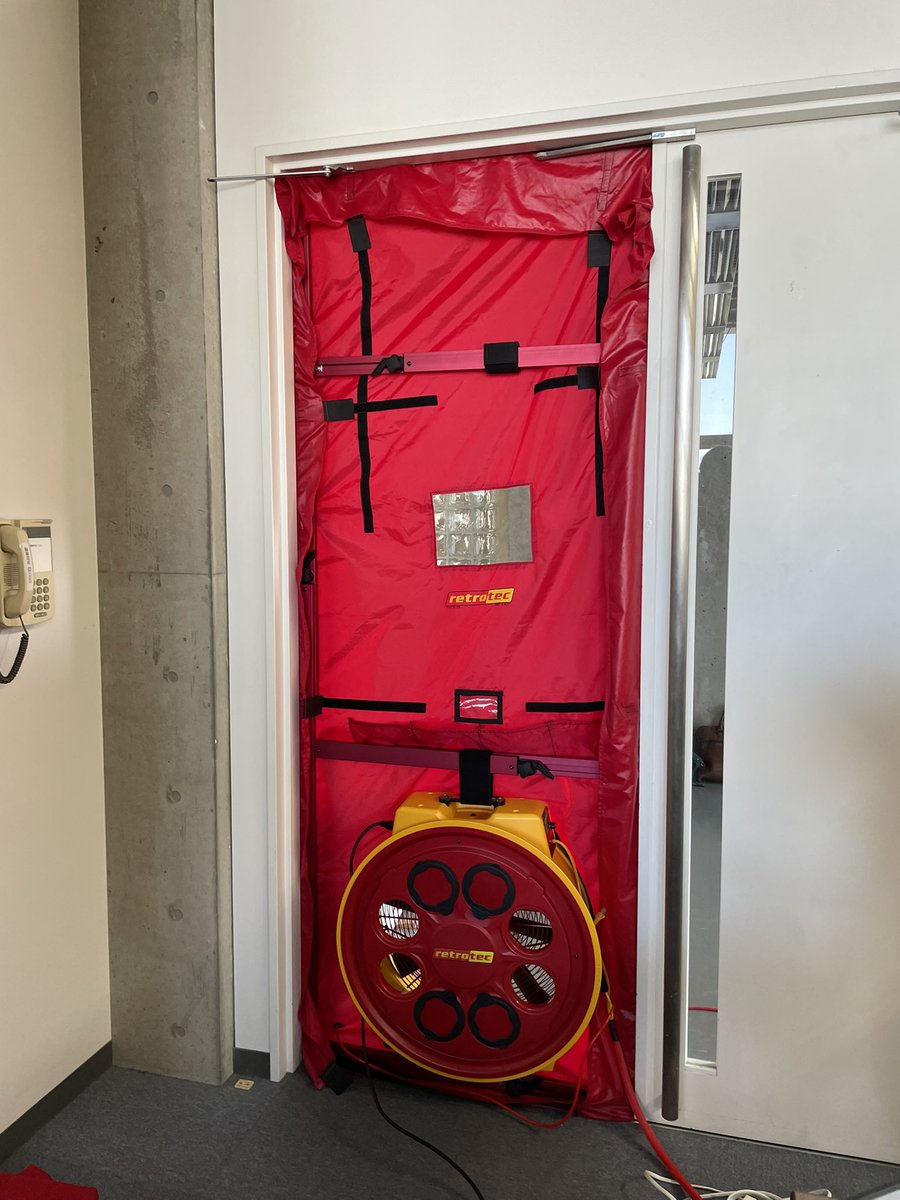 Dai_Mats's tweet photo. 今日は理科大の野田キャンパス講義棟の教室の気密測定を実施。日本ではあまり例がなく（初めてか？）、共同研究者の学生、私の研究室の学生、皆、こぞって興味津津（写真2枚目）。2部屋の測定で（写真3枚目）片方のファンだけ回すと… https://t.co/CbqYKm7eVz