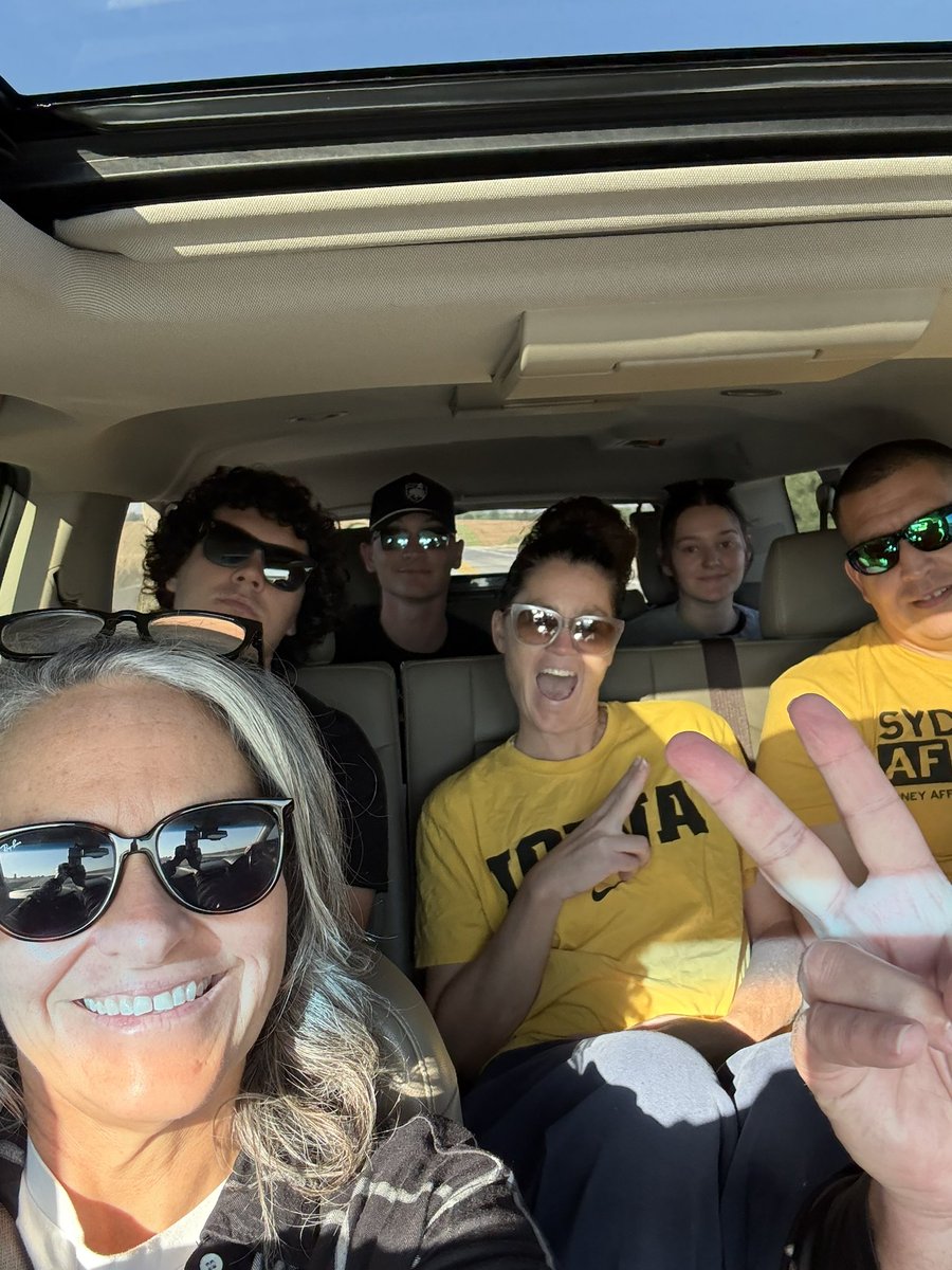 Merts5's tweet photo. Eastbound and ready to #fightforiowa Homecoming and we are ready for a big Kinnick win! 🐥 🏈 🖤 #gohawks #beatindy https://t.co/nd8RGjLOQC