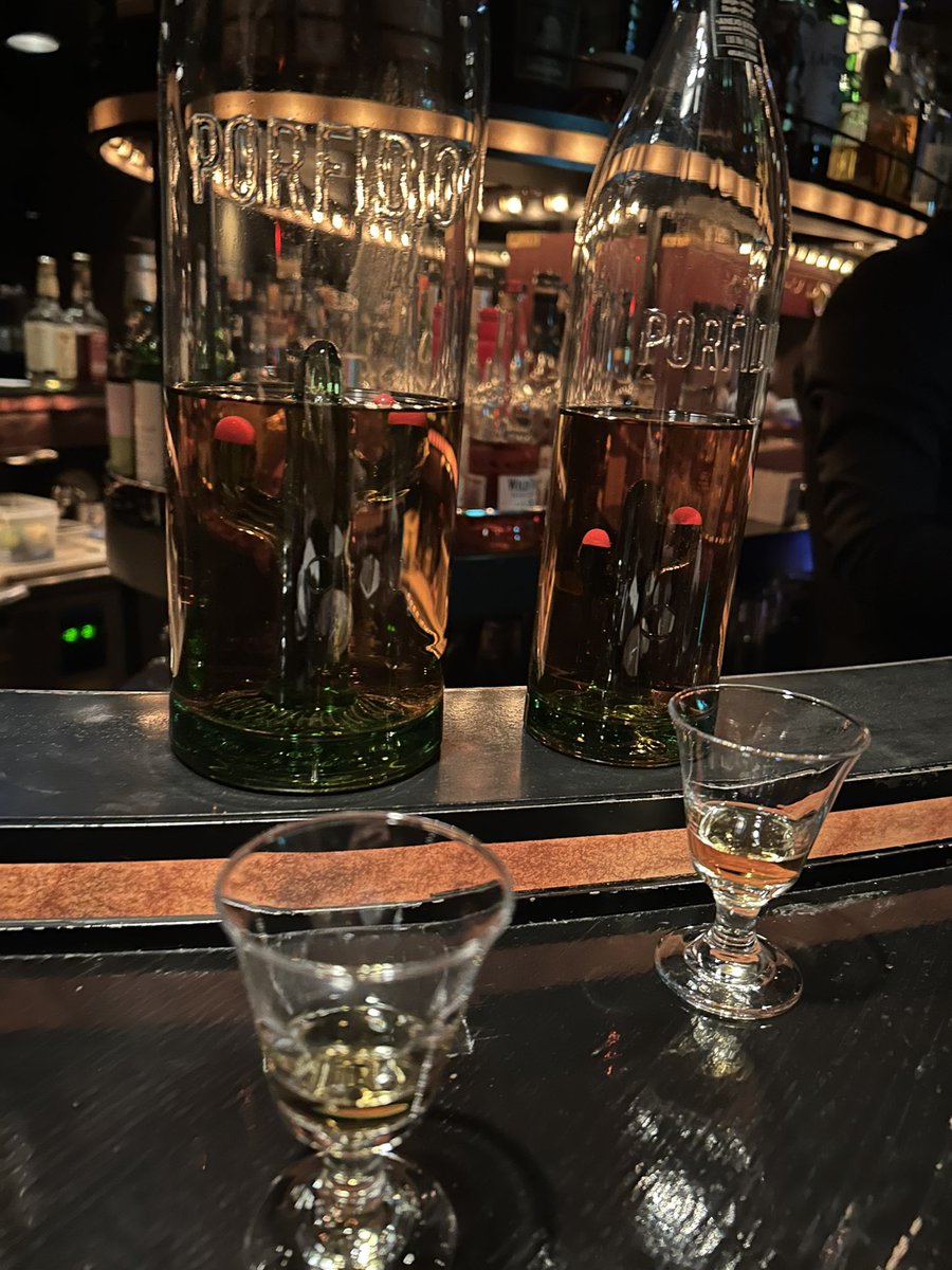 puig0518's tweet photo. 聖地巡礼🎍
今月で閉店してしまう
吉祥寺のoutback へ
角友さんに便乗させて
いただきました!
地下に降りると円形の
光るカウンター✨✨
ジャケ写と同じ風景に大興奮⤴️
#tiny_scandal
初めて飲んだ
40度のテキーラは
刺激的でした🌵🤣
#PORFIDIO https://t.co/q9dCEwiLhe