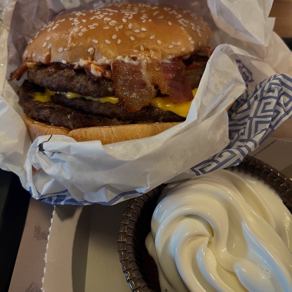Vassili8's tweet photo. 🍔🥓🍰🍦✈️🇵🇹 https://t.co/BkLaAGJ8c6