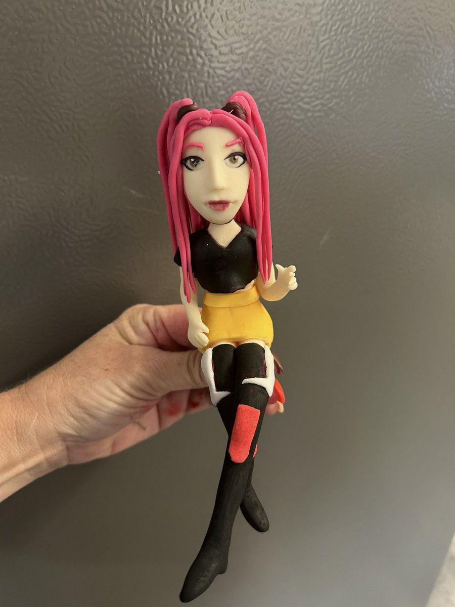 Well I’ve been asked to make 3 figures, nearly finished one of them, but of painting to do and the thing she holds to do and 1 down, 2 to go.
#KPOPDEMONHUNTERS #kpopcaketoppers