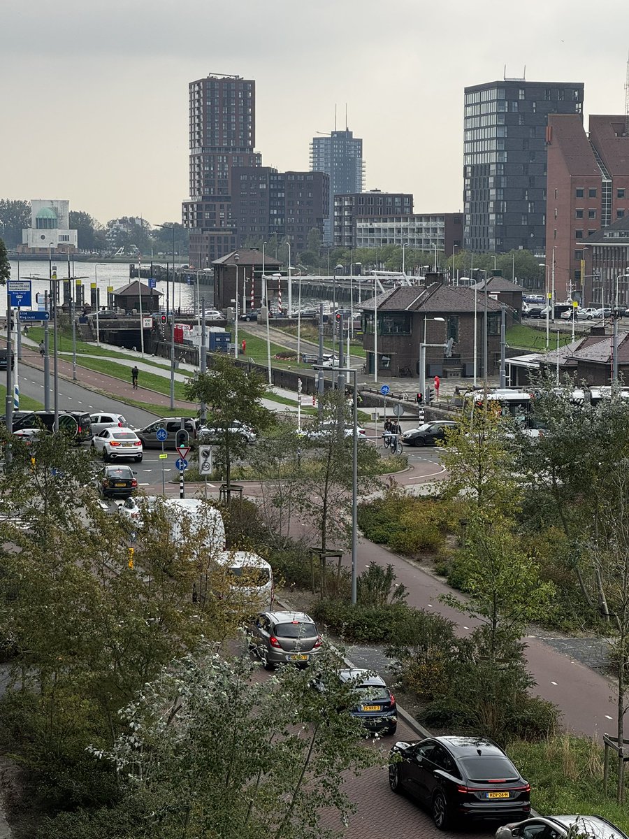 ChefLittleC1's tweet image. Totale verkeers fuck-up voor het 2e weekend in centrum #Rotterdam…😡😡😡 Well played @rotterdam @pascallansink @Rijkswaterstaat Wat een schande…