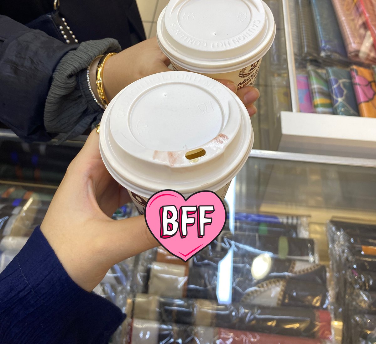 arkadaşımın morali bozuktu iş yerine gidip ona sürpriz yaptım allah herkese benim gibi hayırlı arkadaş nasip etsin ((: