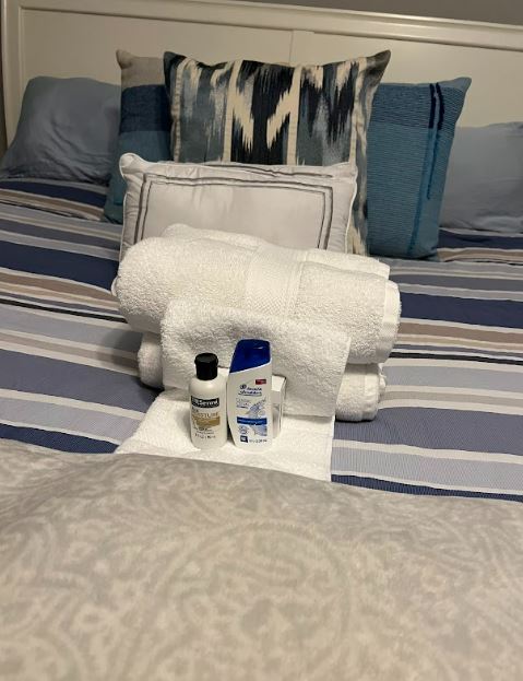HRCleaners's tweet photo. We restock essentials so guests always feel cared for. #GuestExperience #TurnoverExperts https://t.co/lpBdaJgdey https://t.co/9Vkgbcz9Ev