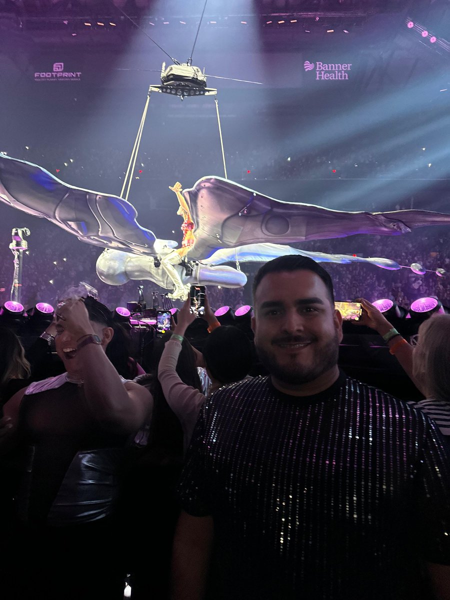 ed_katycat's tweet photo. Me & @katyperry in the same picture
#katyperrytour #thelifetimestour #katyperry #weloveyoukaty https://t.co/T1xN9NRx6x
