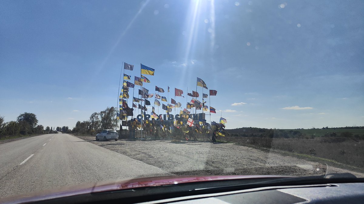 "я вапщєта валантьор, я тачкі пацанам на ноль ганяю"