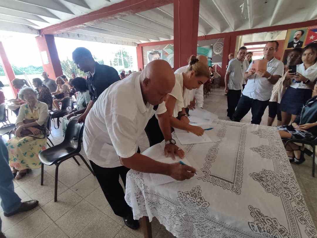 Hoy, estudiantes y trabajadores del Centro Mixto "Simón Bolívar" de Las Tunas en desde el mismo balcon Oriental. 
Nuestra voz se une para decir: ¡Urge impedir una agresión militar contra la República Bolivariana de Venezuela!
