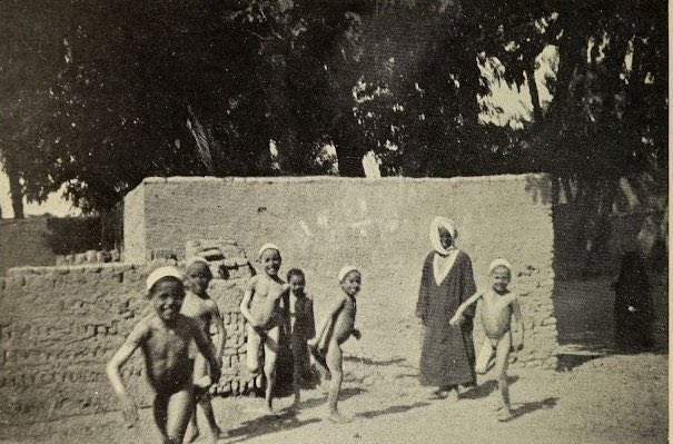 بنوا فسيخ أحفاد فيفي والله لو تبلغ بيدك ورجليك تبطي تقفل حسابي
نربيك ونعلمك قدرك ياعبد ومركوب شعوب الارض