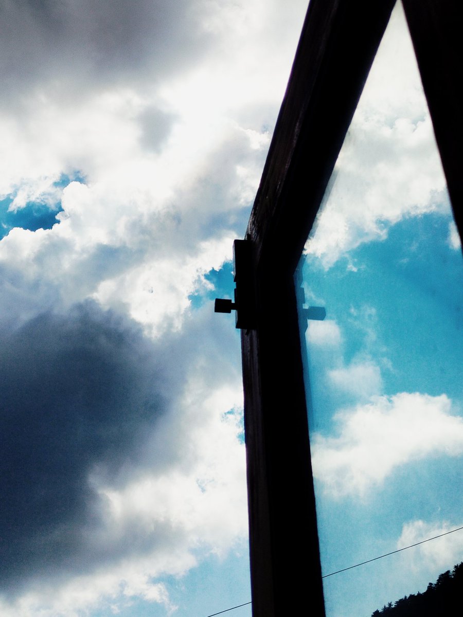 When window feels like a wallpaper ☁️
#shimla