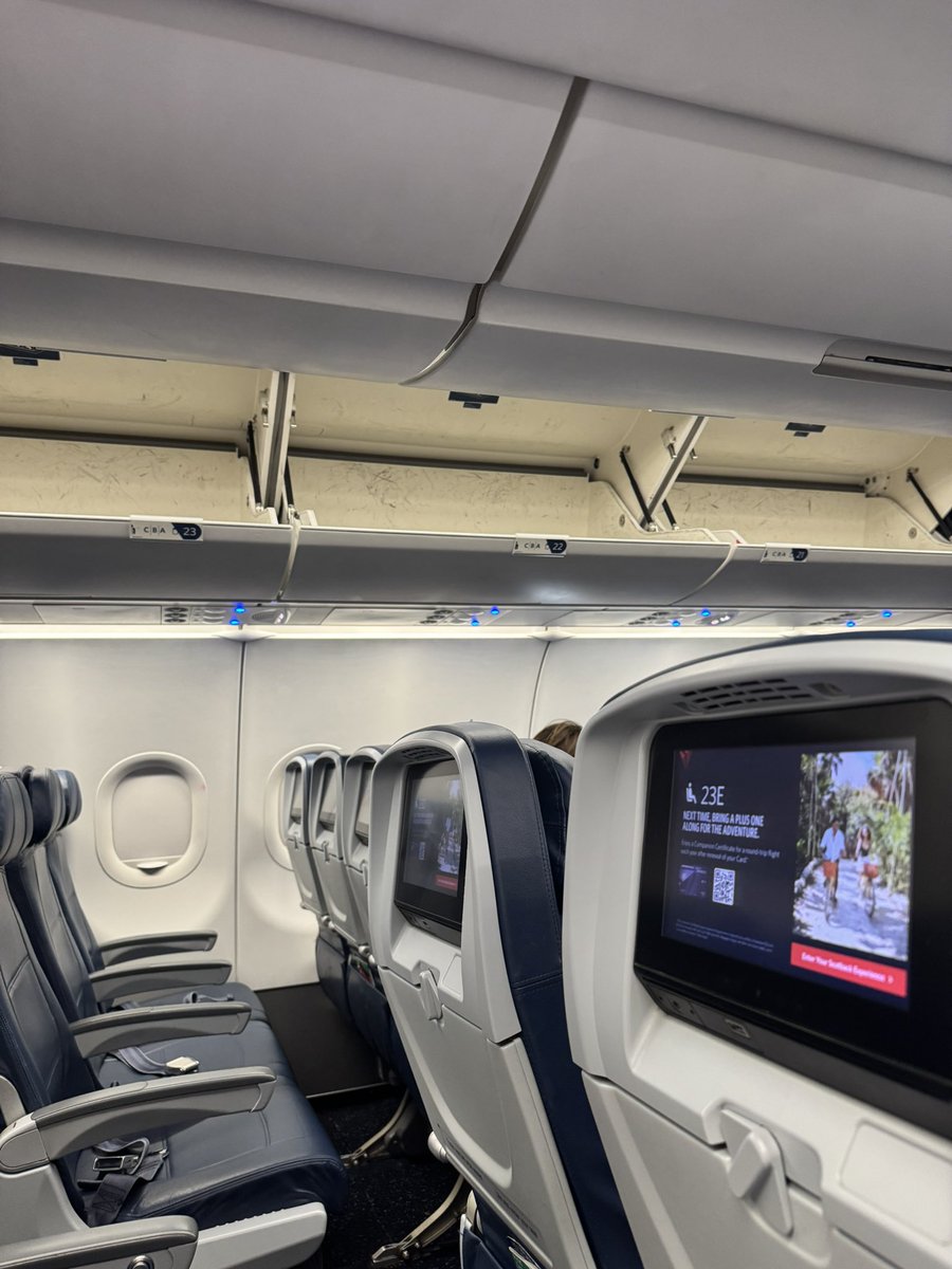 iveL_______'s tweet photo. Forced to check my bag...?

@Delta https://t.co/sVSeEh9dlv