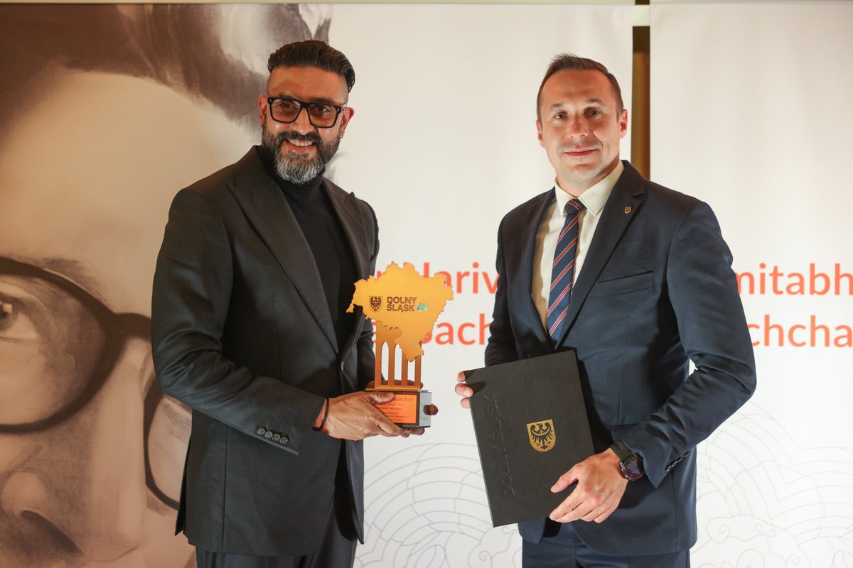 KonsulIndii's tweet photo. Awards &amp; Honors 🏅🎓
In Wrocław, @juniorbachchan  received an award from the Marshal of Lower Silesia  and accepted the University of Wrocław’s Golden Medal  on behalf of his father @SrBachchan .
 ❤️🇵🇱🇮🇳
#AbhishekBachchan #UniversityofWroclaw #LowerSilesia #BridgeofFriendship https://t.co/5ZSotWuWh1