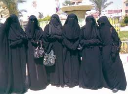 امرأة تسأل شيخ:
هل النـقاب فرض؟

أجابها الشيخ:
 النقاب فرض على ثـلاثـة فقط.

"أَيُّهَا النَّبِيُّ قُل لِّأَزْوَاجِكَ وَبَنَاتِكَ وَنِسَاءِ الْمُؤْمِنِينَ يُدْنِينَ عَلَيْهِنَّ مِن جَلَابِيبِهِنَّ ۚ ذَٰلِكَ أَدْنَىٰ أَن يُعْرَفْنَ فَلَا يُؤْذَيْنَ "

- لِّأَزْوَاجِكَ
- وَبَنَاتِكَ