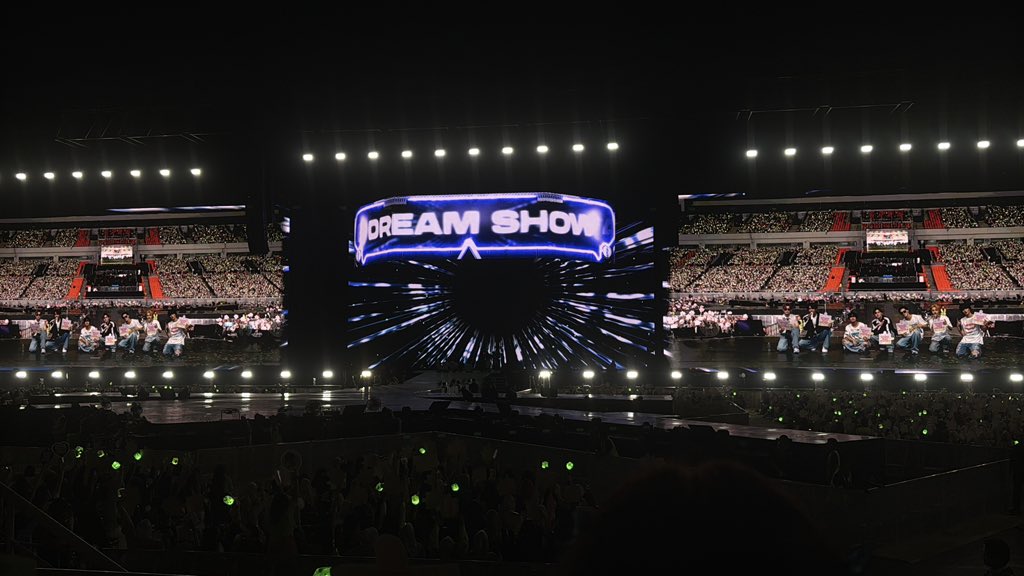 punyaaingeta's tweet photo. mereka baca handbannet and say thankyouu. udah photo time

#TDS4inJAKARTA
#THEDREAMSHOW4_JAKARTA_DAY1
#NCTDREAM_THEDREAMSHOW4_JAKARTA #NCTDREAM https://t.co/bq3d3iw4ql