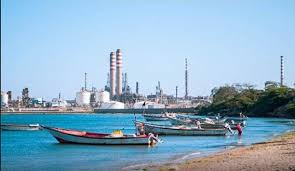 El complejo refinador más grande de América Latina no ofrece soluciones al colapso de servicios, desempleo y pobreza en Paraguaná, estado Falcón. Comunidades reclaman urgente reactivación de la industria petrolera. entornoymas.com/2025/09/en-par… 
<a href="/cnpven/">cnpven</a> @medianalisis @pdvsa