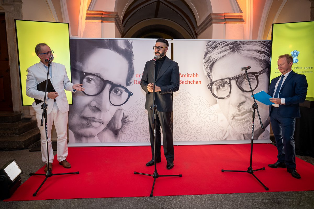 Awards &amp; Honors 🏅🎓
In Wrocław, <a href="/juniorbachchan/">Abhishek 𝐁𝐚𝐜𝐡𝐜𝐡𝐚𝐧</a>  received an award from the Marshal of Lower Silesia  and accepted the University of Wrocław’s Golden Medal  on behalf of his father <a href="/SrBachchan/">Amitabh Bachchan</a> .
 ❤️🇵🇱🇮🇳
#AbhishekBachchan #UniversityofWroclaw #LowerSilesia #BridgeofFriendship