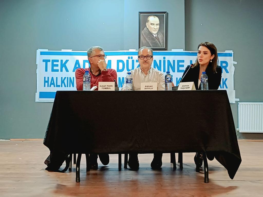 gamzetascier's tweet photo. 📍 Bugün Bartın’daydım.

Sol Parti Bartın İl Başkanlığı tarafından düzenlenen “Yol Ayrımında Türkiye ve Muhalefet” panelinde Türkiyemizi kuşatan karanlığı ve çıkış yollarını konuştuk. 

Ülkemizin içinde bulunduğu çoklu krizin çıkış yolu, halk iradesini esas alan, emeği, refahı, insanca yaşamı ve özgürlüğü önceleyen güçlü bir demokrasi ittifakından geçiyor. 

Görevimiz; susmayan bir vicdan, sarsılmaz bir dayanışma ve ortak bir mücadele hattı kurmaktır.

Türkiye’nin geleceğini eşitlikle kuracak, özgürlükle aydınlatacağız.