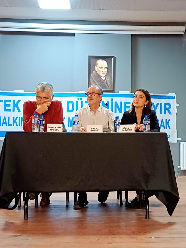 gamzetascier's tweet photo. 📍 Bugün Bartın’daydım.

Sol Parti Bartın İl Başkanlığı tarafından düzenlenen “Yol Ayrımında Türkiye ve Muhalefet” panelinde Türkiyemizi kuşatan karanlığı ve çıkış yollarını konuştuk. 

Ülkemizin içinde bulunduğu çoklu krizin çıkış yolu, halk iradesini esas alan, emeği, refahı, insanca yaşamı ve özgürlüğü önceleyen güçlü bir demokrasi ittifakından geçiyor. 

Görevimiz; susmayan bir vicdan, sarsılmaz bir dayanışma ve ortak bir mücadele hattı kurmaktır.

Türkiye’nin geleceğini eşitlikle kuracak, özgürlükle aydınlatacağız.