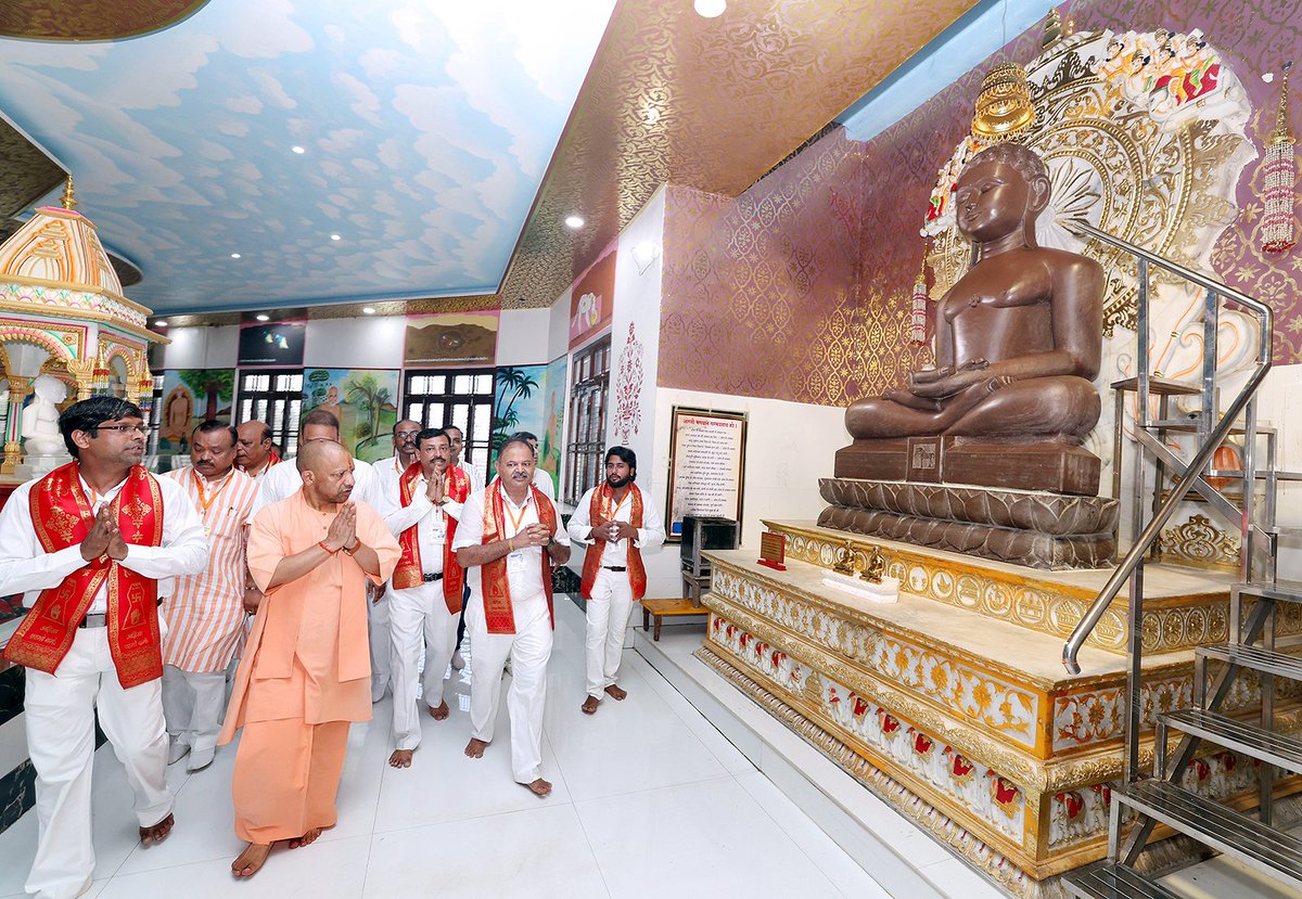 आज जनपद श्रावस्ती स्थित श्री दिगंबर जैन मंदिर परिसर में नवनिर्मित मंदिर के लोकार्पण का सौभाग्य प्राप्त हुआ।

उत्तर प्रदेश की धरती सौभाग्यशाली है कि 24 पावन जैन तीर्थंकरों में 16 तीर्थंकर यहां पर अवतरित हुए हैं।

जैन तीर्थंकरों की पुण्य परंपरा को कोटि-कोटि नमन एवं सभी को मंगलमय