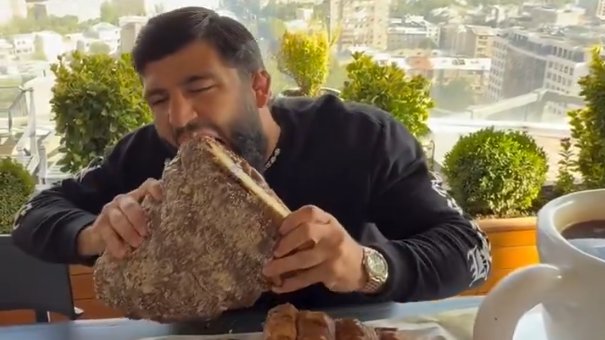 Arman Tsarukyan - UFC Lightweight

Dövüşmedikleri:
❌ Islam Makhachev
❌ Paddy Pimblett
❌ Justin Gaethje
❌ Jiri Prochazka

Dövüştükleri:
✅ Küçük bir çocuk
✅ Yaşlı bir adam
✅ Masum bir kadın
✅ Kuru Hasan