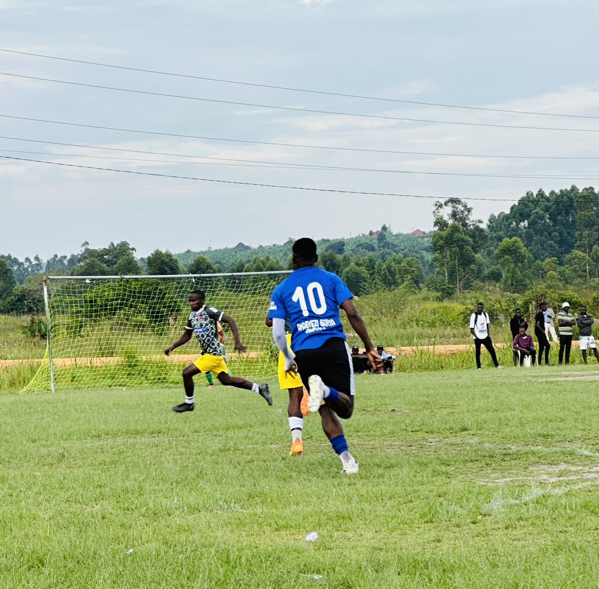Nganwa_HS's tweet image. A friendly match between our school team and the old students league’s select team ends in a goalless draw at half time. How do you like our boys in the @FUFATvCup colors, and the old students in the official league kit?!
#JoinNganwa
#AmagyeziGaryaAmaani
#BacktotheNest