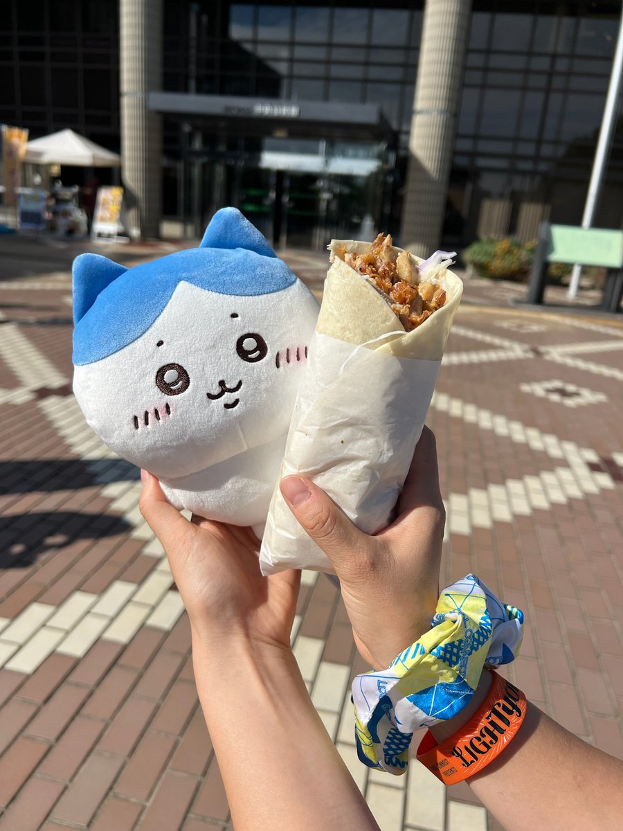 n94___plps's tweet photo. 大裕さんの言ってた9年前のバーンアウトのツアー。あれがライブハウスで見た初めてのローコネでした。あの時行って本当によかった。今日またこの人たちを見られて本当に嬉しかった！
すべてのバンドがカッコよくてあっという間の時間でした！
ローコネの大好きが増していくイベント！最高！
文字数！！ https://t.co/oTlKdOpPjj