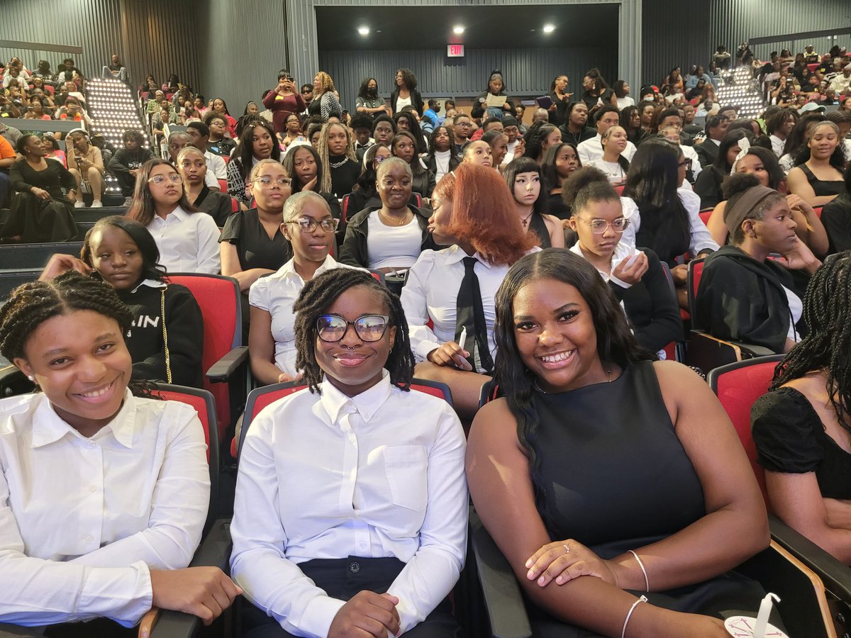 smithclass128's tweet image. On the Hill: Dr. Garner, Proud Mays Principal, Charges Senior Scholars and Parents to be Intentional and Remain Laser-focused on Positive Outcomes as they Embark Upon Application Season. #REACH #Investiture #Commitment #Legacy