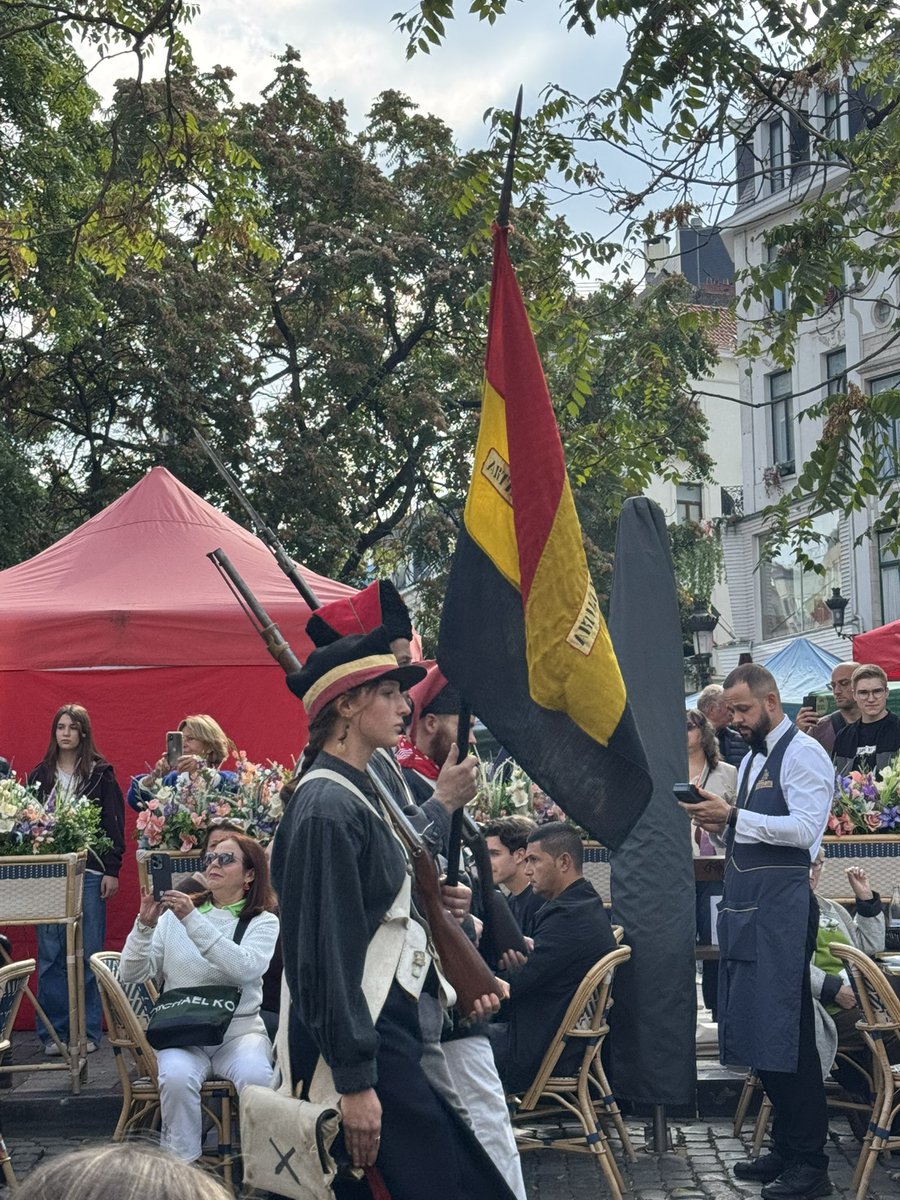 LeciFatmir's tweet photo. Joyeuse fête de la Fédération Wallonie - Bruxelles! 

En 1830, en ce jour, la foule s’enflamma à Bruxelles et la cavalerie néerlandaise barricadée dans le parc de Bruxelles n’arrivent pas à faire face aux révolutionnaires belges et s’enfuient … pour ne plus jamais revenir ! https://t.co/A7Iiw3kXmC