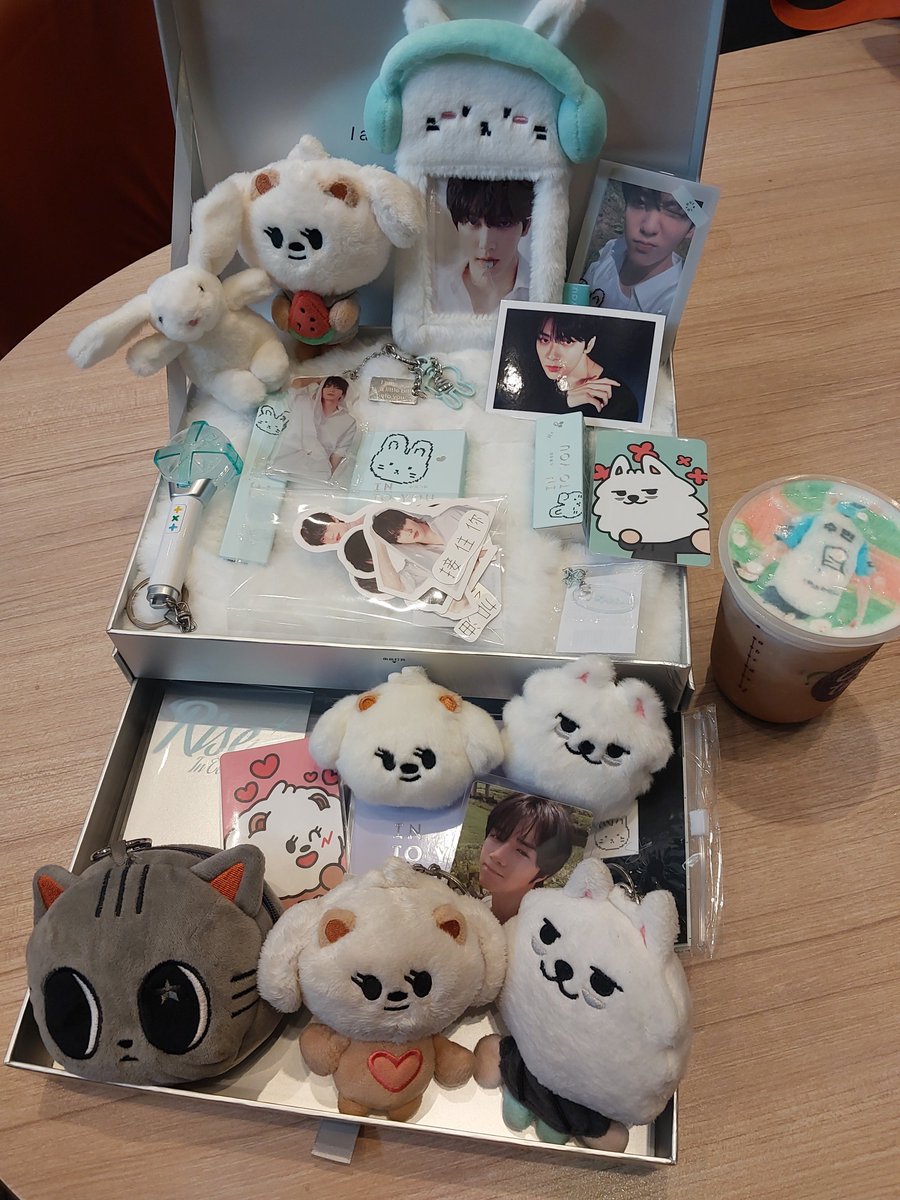 kimdiddy38's tweet photo. Mail day! Finally unboxing my into U box. Everything is so cute! 🐰🌸💄
Into U x Soobin feat yongmeong bamgeut and dagonyang 😆
#INTOUユースアンバサダーTXTSOOBIN
#INTOU青春大使TXTSOOBIN #INTOUユースアンバサダー #SOOBIN #INTOU #INTOUリップ #泥リップ https://t.co/w4jP9KLE0d