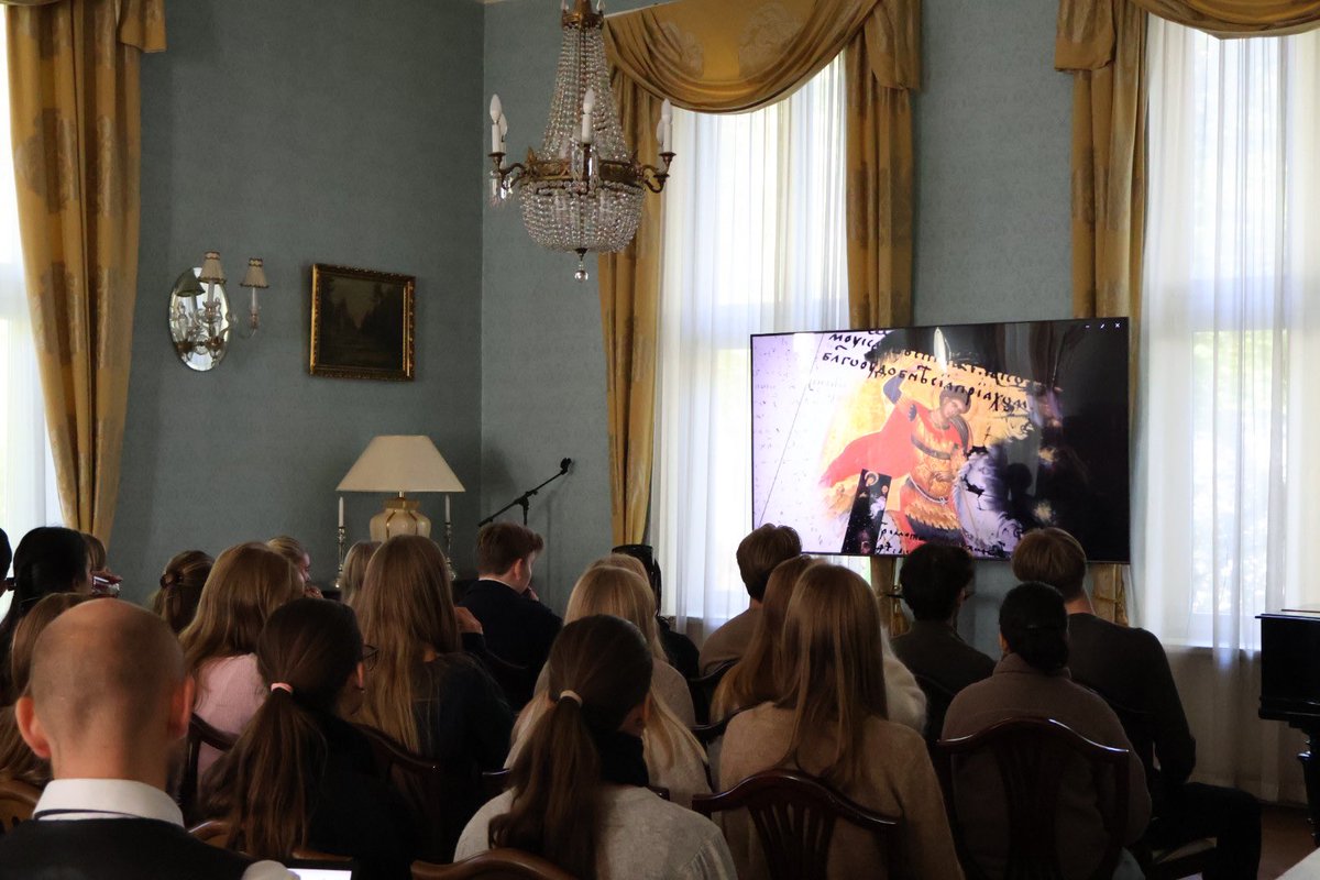 RusEmbNo's tweet image. 🇷🇺🇳🇴 On the meeting at the Embassy of Russia with Norwegian school students 

On 24 September, the Russian Embassy in Norway hosted an educational event for Norwegian schoolchildren dedicated to the history of the Cold War.

🎥 As part of the meeting, students from one of Oslo's…