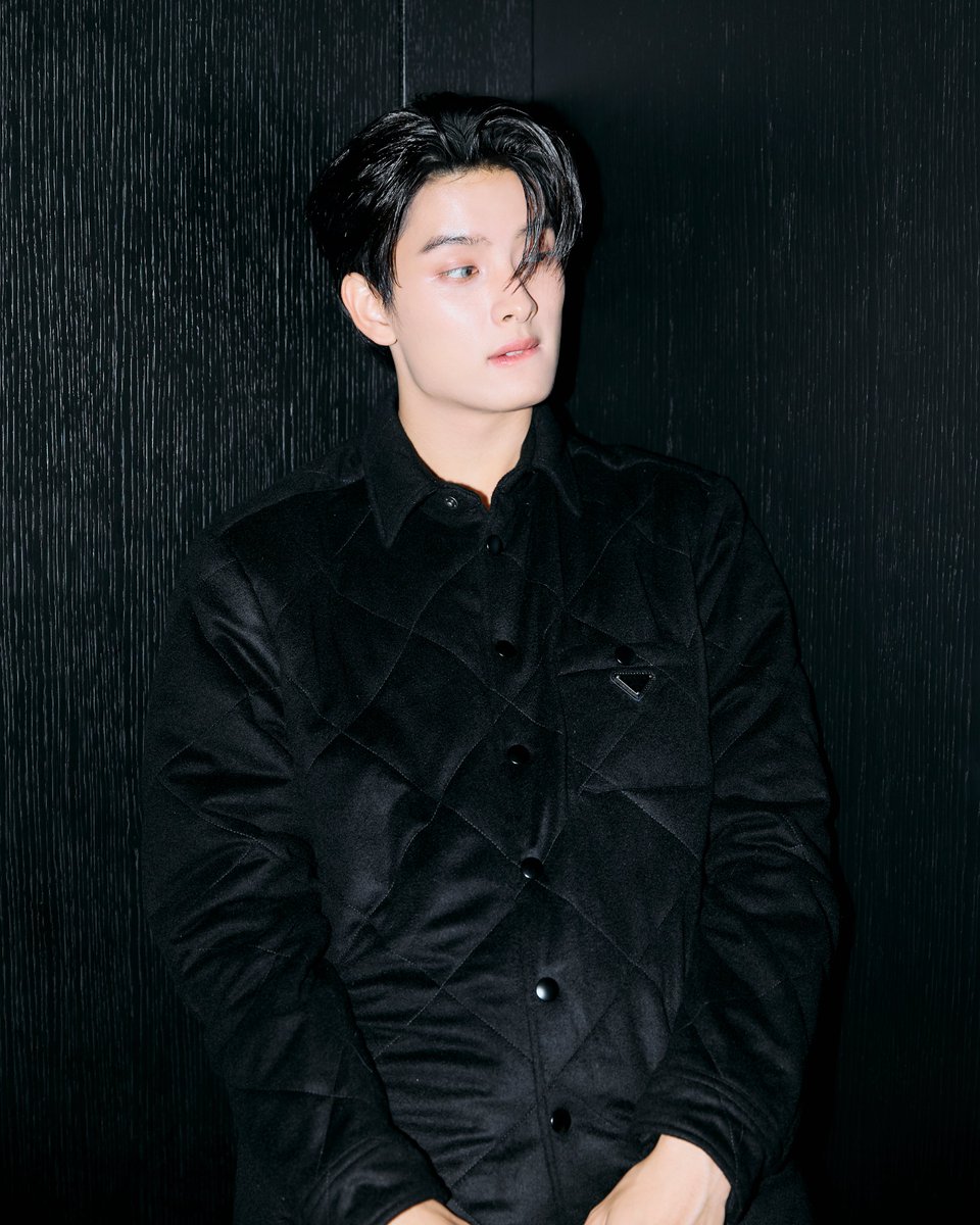 Look at #KHUNPOL ‘s mesmerizing fit. ✨ (8/12)

#PradaSS26

#PradaSS26xKHUNPOL
#BUSbecauseofyouishine