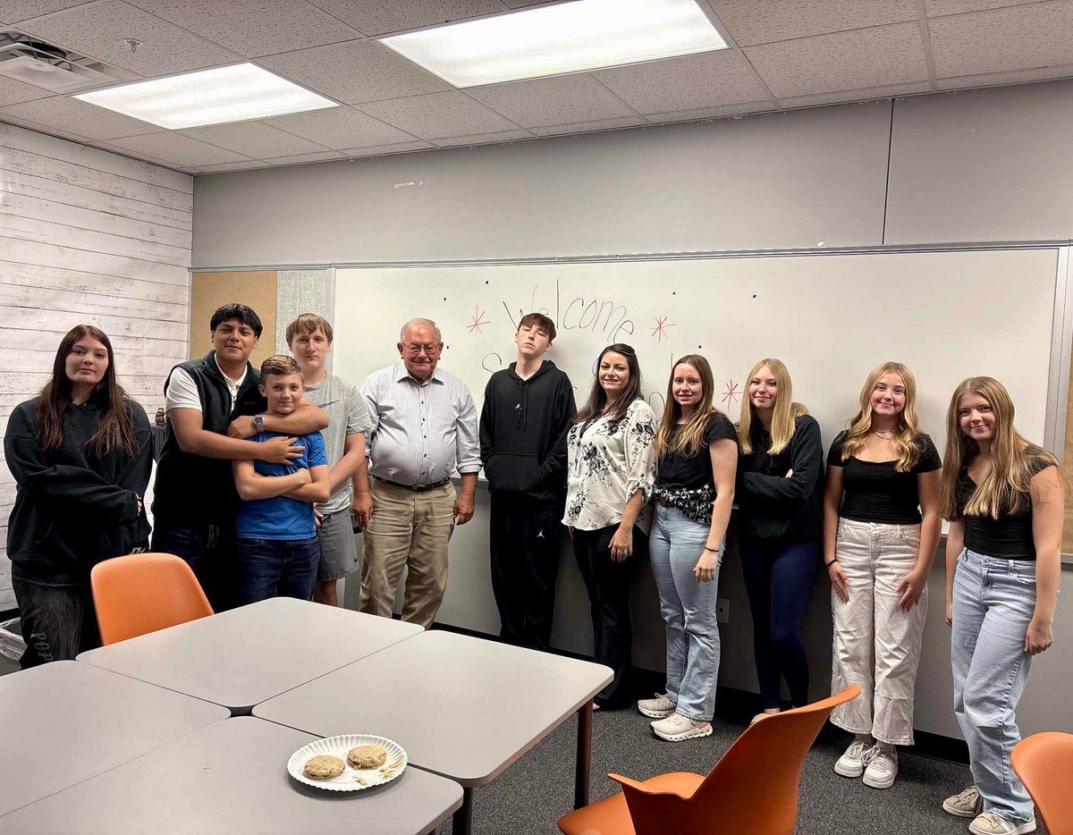 iJAGRocks's tweet image. Look whose been stopping by 😮 

🤝 @senbisignano  
🤝 Sen. Tom Shipley 
🤝 Rep. Ryan Weldon 
🤝 Rep. @CarterNordman  

Schedule a visit to your local iJAG classroom: iJAG.org/contact-us. #legislators #mentors #NextGenIowa #investinthefuture
