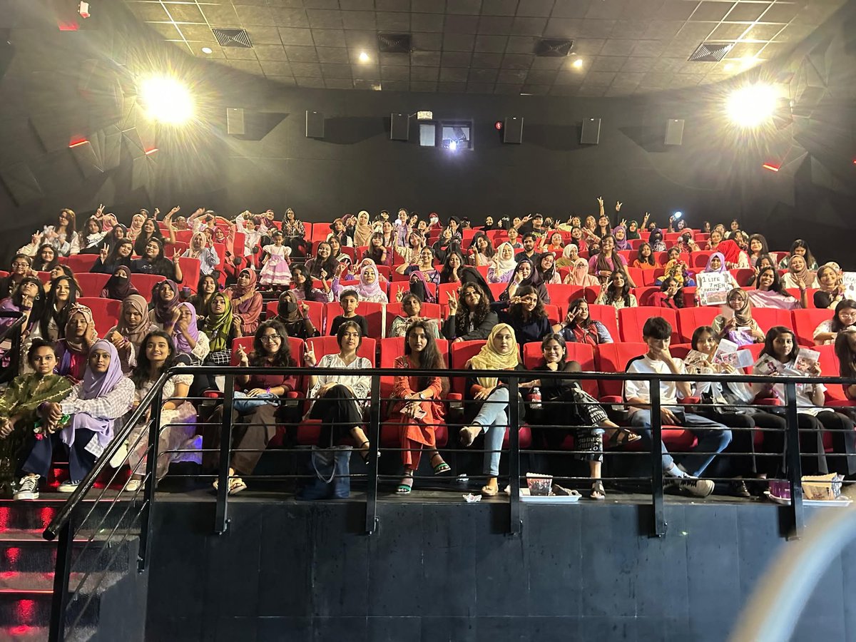 btsbdproject's tweet image. #BTSMOVIEWEEK 
On Sept 26, ARMYs across Bangladesh gathered for a special theater screening of BTS LOVE YOURSELF concert. A dream once impossible, now real with #btsbdproject. Teamwork makes the dream work! #BTS #방탄소년단 #BangladeshToBangtan