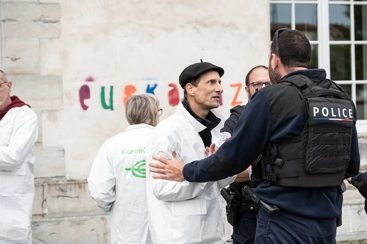 MediabaskInfo's tweet photo. Des défenseurs de la langue basque dénoncent le recul de l'État français et se font arrêter par la police  #euskara #Bayonne #Departement   @EHEbizi 
https://t.co/N76yUFeAhe https://t.co/TObBBjBmv3