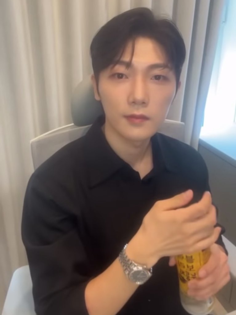 g_oonn's tweet photo. 화질이 너무 낮아서 정확한 모델은 모르겠지만...
상원님 라방에서 원츄가 카드주우면 한도 높여주신다고 했죠?
혹시 카드 언제쯤 잃어버리실 계획이신지(o^_^)b https://t.co/r90YpUHJXD