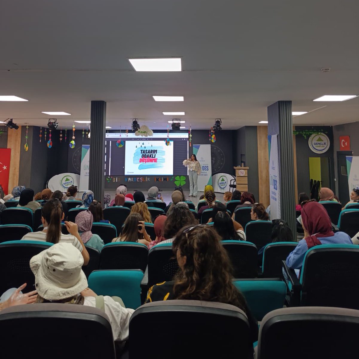 Üniversite öğrenci toplulukları ve kulüpleri, ÜNİDES İş Birliği ve Gelişim Kampı'nın 1. döneminde bir arada! 🤝

👩‍🎓 103 kadın katılımcı

🎯 Proje yazma &amp; tasarım odaklı düşünme

 💬 Şehirler arası iş birliği ve network

🏃‍♀️ Spor, kültür &amp; sosyal etkinlikler

📍 Antalya Alaaddin