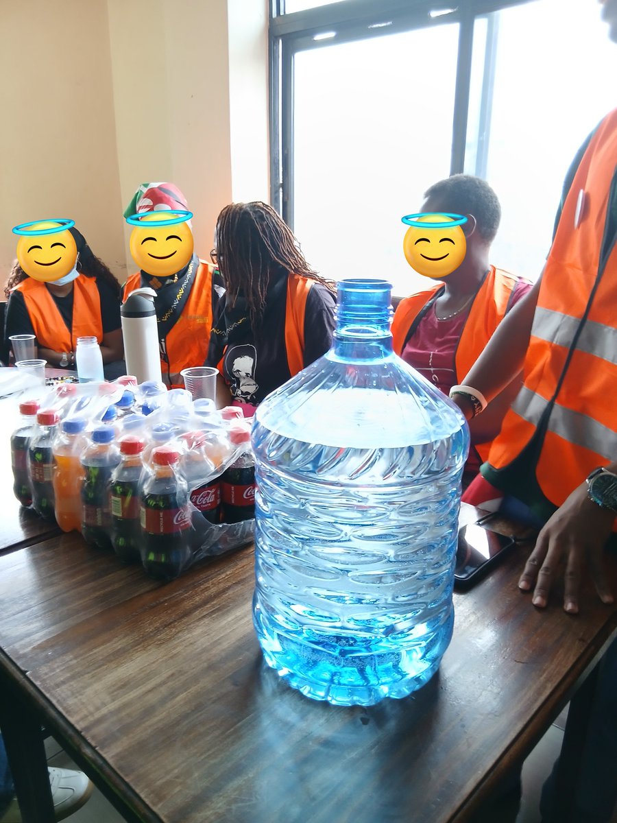 BungeLaMayut's tweet photo. Baada ya kazi!
Wakenya hujituma kweli. Thank you to those who showed up, wale walituma vifagio, trash bags, masks, and @Alfayaz11 kwa za snacks.
We shall #fixNairobi.
Monday tunachukua vifagio pale @IEBCKenya. #chukuakura https://t.co/PLFDNzfitq