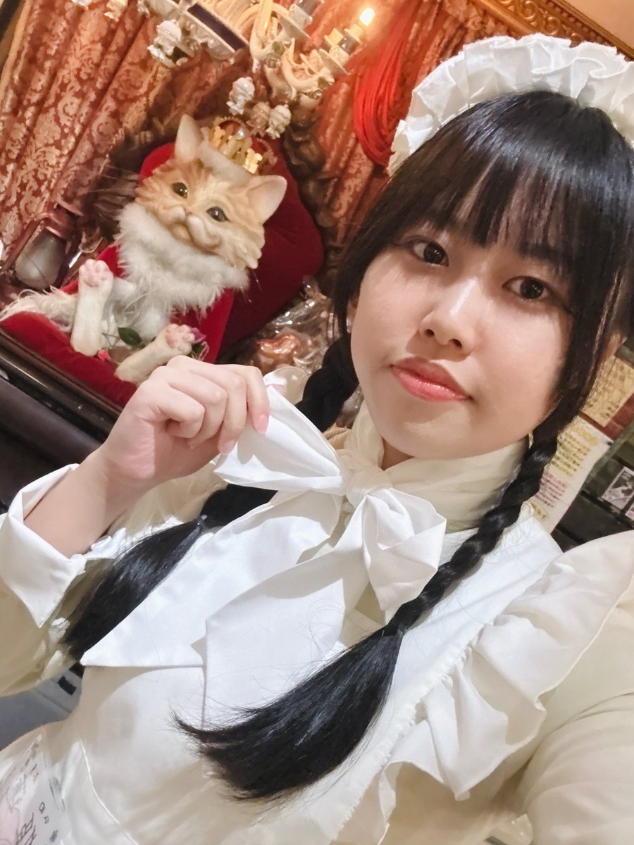 本日もご来店いただきまして、ありがとうございます。

遅いお時間から雛菊、鈴懸、犬麦、林檎と共にお給仕しておりました。

雛菊さんに勧めていただき、初めて白いシャーリーを着用いたしました。
白いメイド服は可愛いらしいと感じていたのですが私自身が袖を通しますと少し緊張してしまいました。