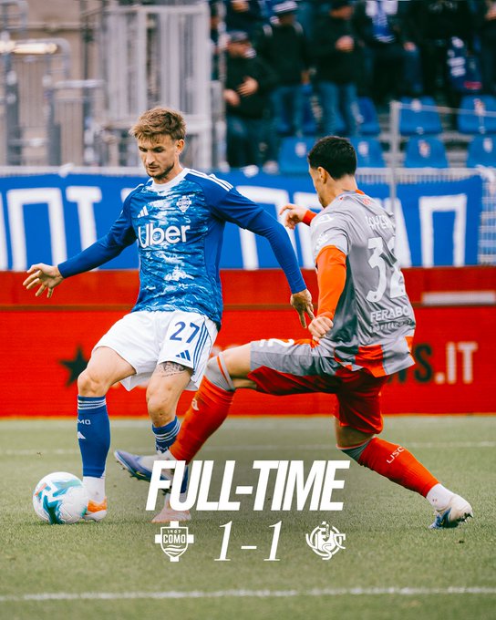 Two soccer players on a field, one in a blue and white Como 1907 jersey with the number 27, the other in a gray and red jersey with the number 32. They are engaged in a physical challenge for the ball. The background shows a stadium with spectators and red and blue seating. Text overlay reads "FULL-TIME 1-1".