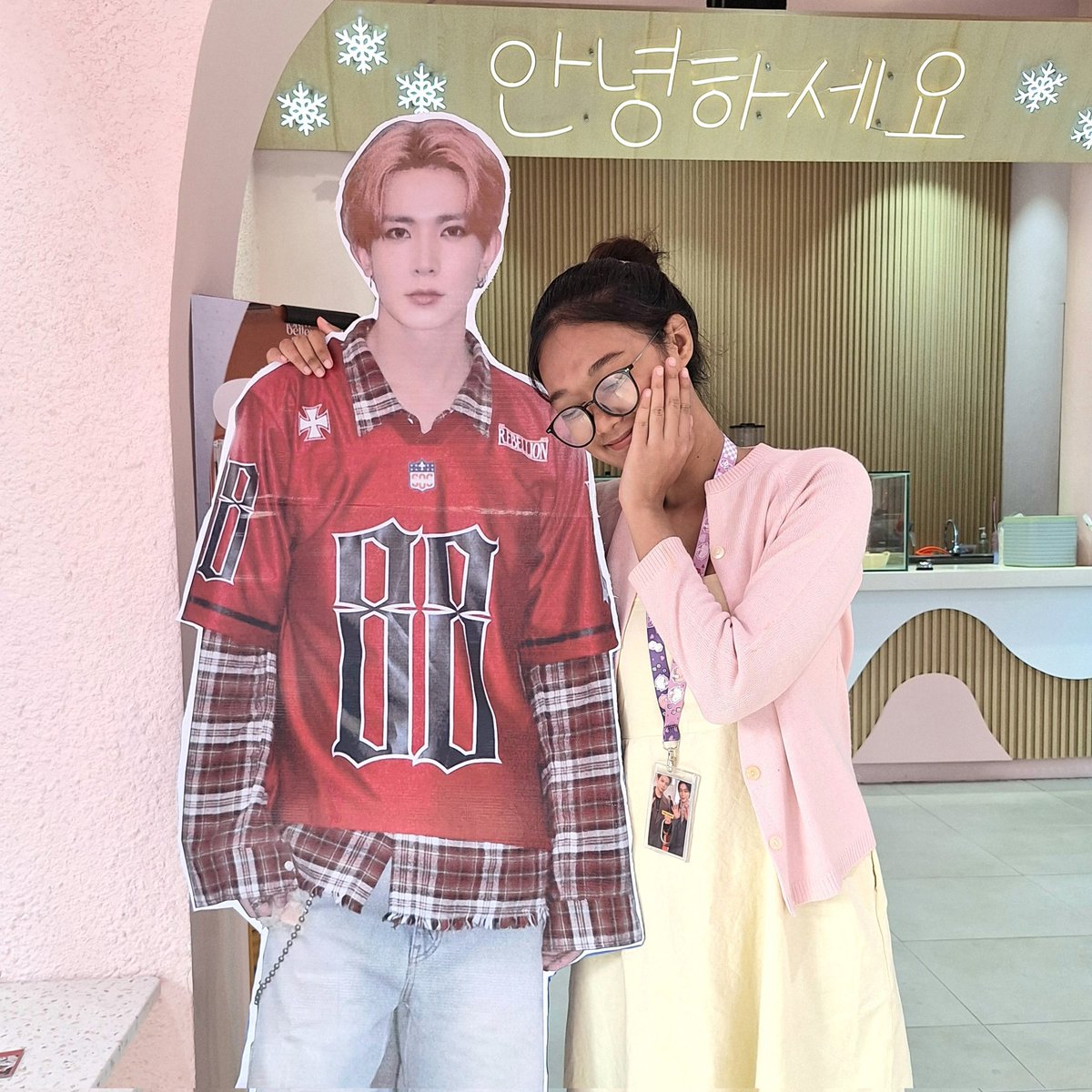 caprisunnoo's tweet image. today was super duper fun!!
thankyou hison sudah mampir jogja😆🩷!! (mff narsis kcil)

#FoundYou #HEEfoundSUN #FoundYouYogyakarta @IDSPICYZ