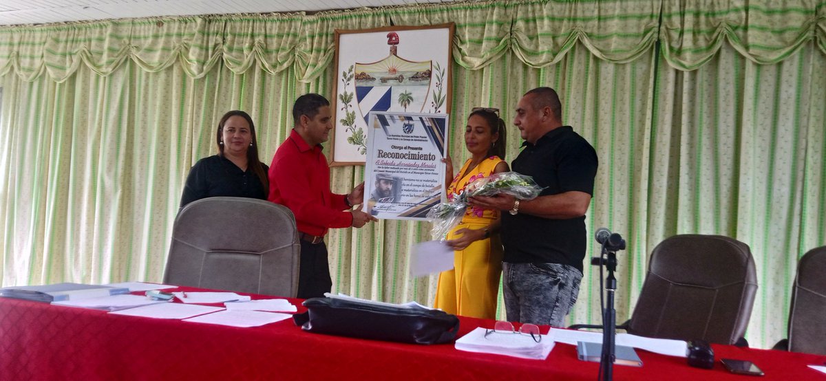 Momento especial y conmovedor el reconocimiento a Sobeida Hernández por la Asamblea Tercer Frente  por su entrega y compromiso a las tareas de la Revolución sin importar cuán difícil sea 
#TercerFrente 
#SantiagodeCuba
#CDRTercerFrent