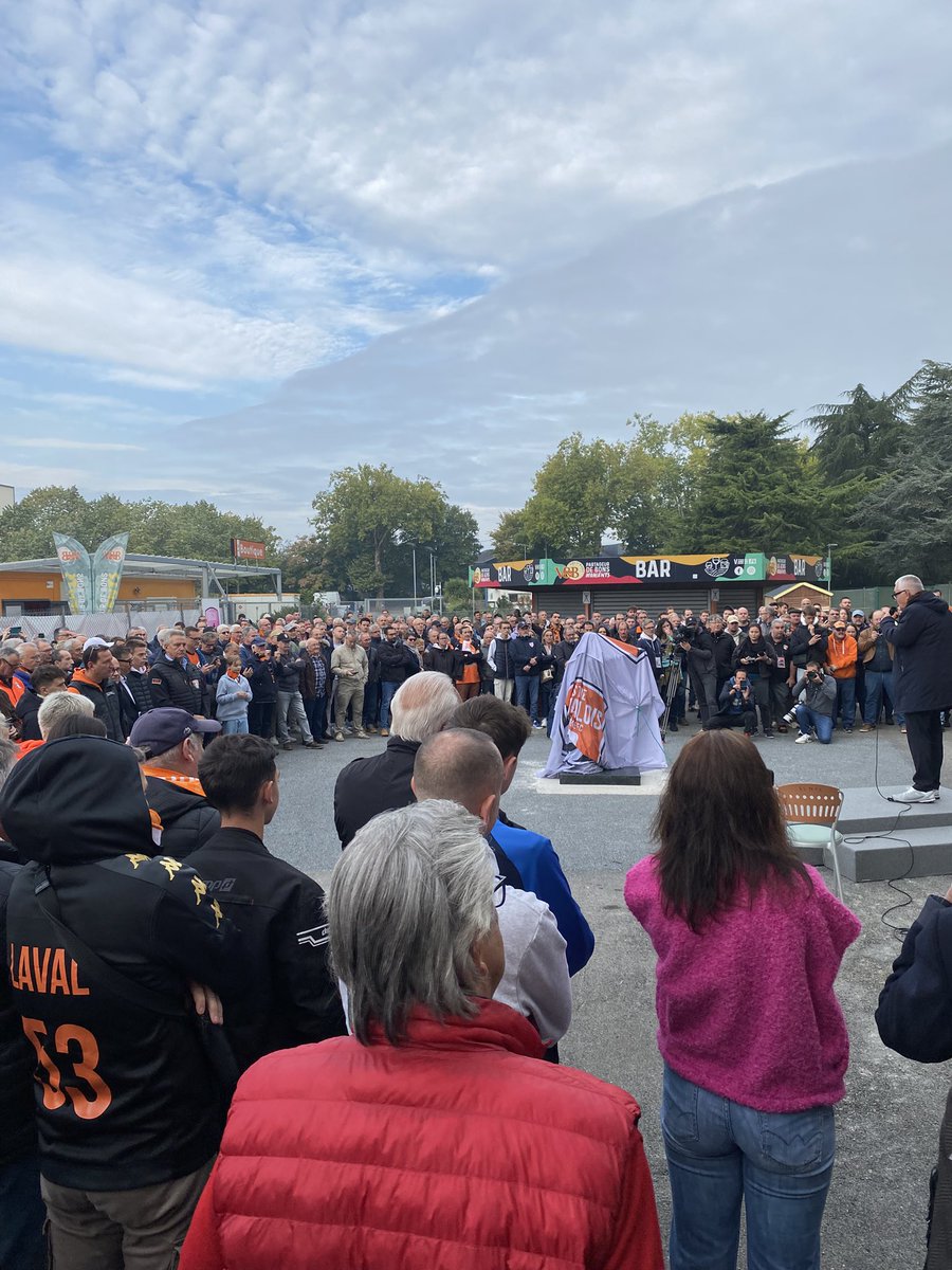 FlorianBercault's tweet photo. Émotion et respect ce matin à Laval pour honorer Michel Le Milinaire, légende du Stade Lavallois. Une statue, plus de 700 donateurs, et un hommage vibrant à un homme qui incarne les valeurs du football. 🧡🖤 Merci Mimi ! #StadeLavallois #MichelLeMilinaire https://t.co/IbMksV1Z6e