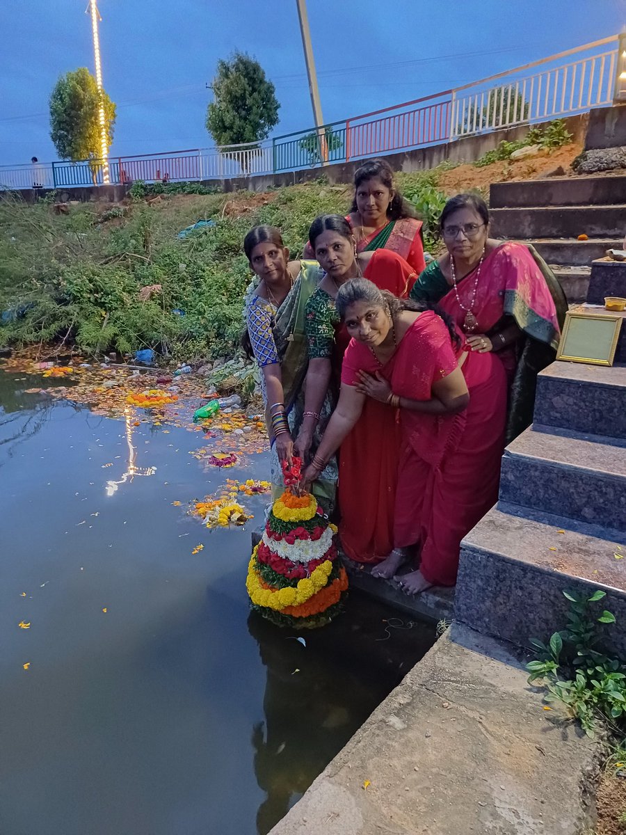 dm_wnp_tsrtc's tweet image. ఈరోజు వనపర్తి డిపోలో బతుకమ్మ సంబరాలు చేయడం జరిగింది ఉద్యోగస్తులు ఐక్యతగా పాల్గొనడం జరిగింది ఈ కార్యక్రమంలో డిపో మేనేజర్ దేవేందర్ గౌడ్ గారు మరియు సిబ్బంది పాల్గొనడం జరిగింది