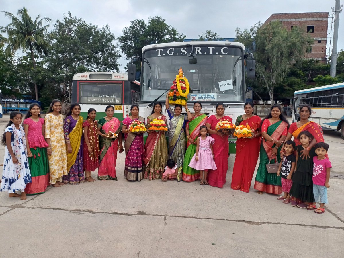 dm_wnp_tsrtc's tweet image. ఈరోజు వనపర్తి డిపోలో బతుకమ్మ సంబరాలు చేయడం జరిగింది ఉద్యోగస్తులు ఐక్యతగా పాల్గొనడం జరిగింది ఈ కార్యక్రమంలో డిపో మేనేజర్ దేవేందర్ గౌడ్ గారు మరియు సిబ్బంది పాల్గొనడం జరిగింది