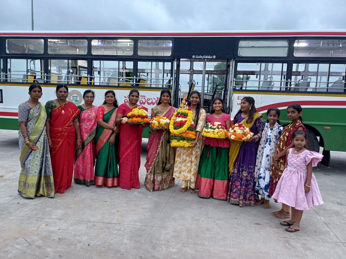 dm_wnp_tsrtc's tweet image. ఈరోజు వనపర్తి డిపోలో బతుకమ్మ సంబరాలు చేయడం జరిగింది ఉద్యోగస్తులు ఐక్యతగా పాల్గొనడం జరిగింది ఈ కార్యక్రమంలో డిపో మేనేజర్ దేవేందర్ గౌడ్ గారు మరియు సిబ్బంది పాల్గొనడం జరిగింది