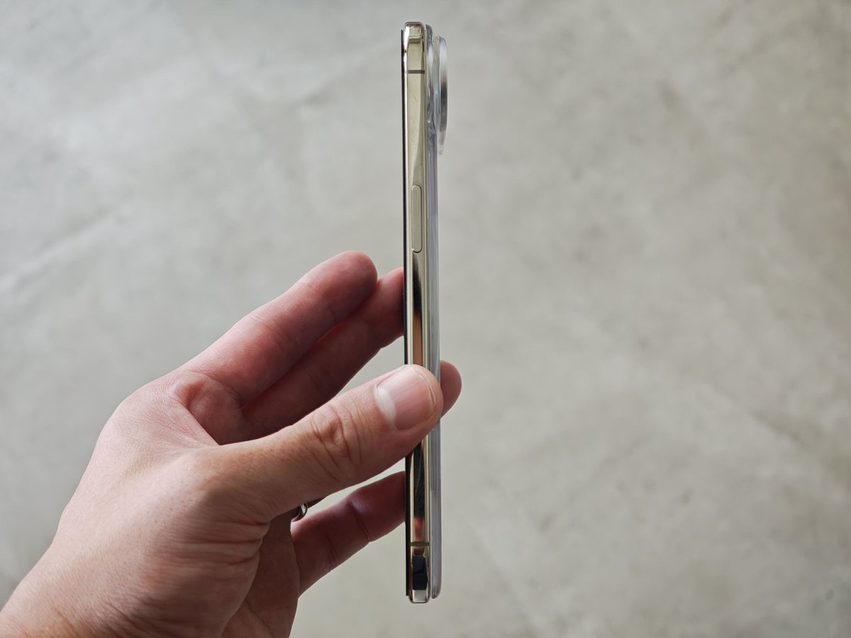 ivanshalenko's tweet photo. SUTI сделала бомбовую заднюю панель для iPhone Air

Эт новый бэкпанель‑кейс для iPhone Air - минималистичный, лёгкий и точно подогнанный по форме.

Материал Clear - прозрачные акриловые полимеры, которые усиливают ощущение «телефона без чехла».

В руке он ощущается гладким, лёгким и прохладным, визуально напоминает стекло, но при этом менее хрупкий. Поверхность не мягкая, как силикон, а твёрдая и гладкая.

На момент написания поста - sold out, но я оч хочу заказать (ссылка ниже)