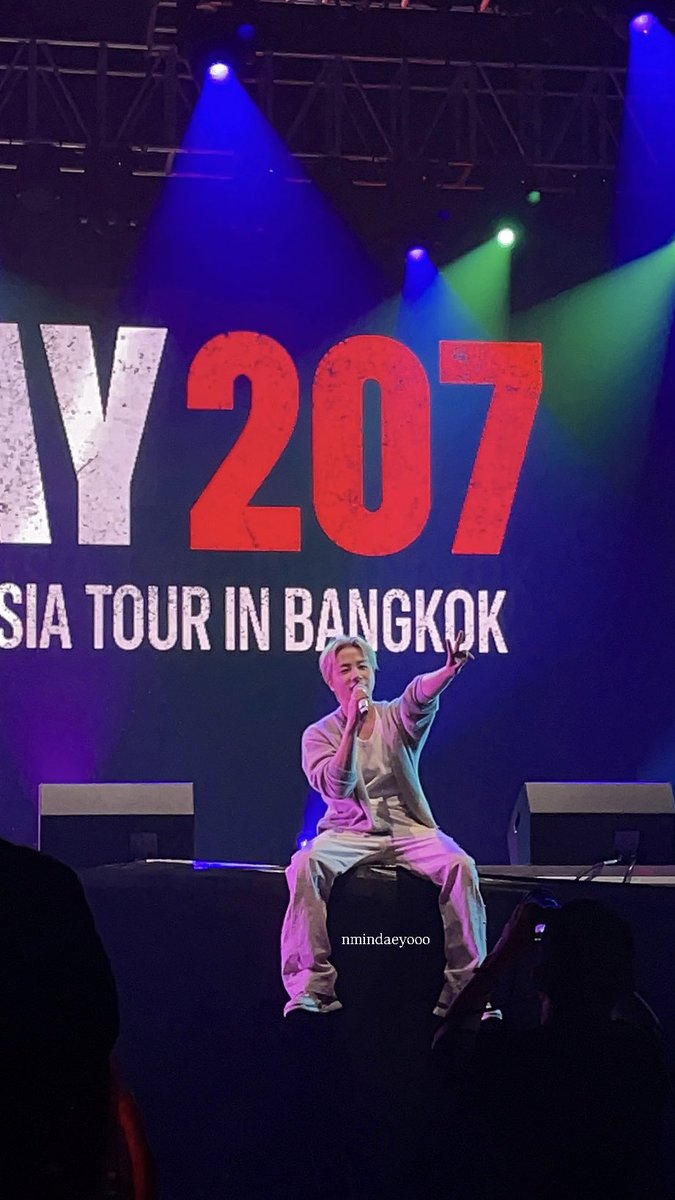 nmindaeyooo's tweet photo. รีวิวบัตร4,900+ค่าบั้ม800+ค่าเดินทาง = 0 บาท
- ถ่ายรูป1:20 ได้ยืนข้างพี่จีนาน😭
- ตอนฮีลงมานี่ไม่กล้ายื่นมือไปแต่พี่จีนานยื่นมือมาเอง😭💗
ฮือ หนูรักพี่จีนานมาก! รักมา10ปีแล้ว

JAY 207 ASIATOUR IN BKK
 #JAYinBKK #JAY_207 
#김진환 #JINHWAN #JAY #iKON
@iKON_gnani_____ @iKONIC_143 https://t.co/brnxALXjkQ
