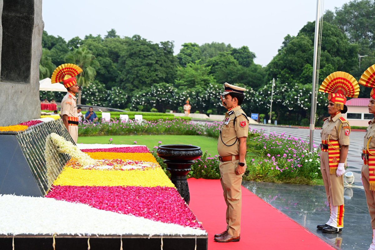 25BnSSB_INDIA's tweet image. Shri Malothu Ramulu Naik, IPS, IG (Int) along with officers of FHQ SSB &amp;amp; 25 Bn laid wreath at #NPM, Chanakyapuri #NewDelhi, paying tribute to #PoliceMartyrs.
The solemn Retreat &amp;amp; stirring tunes by #SSB Central Band filled the evening with pride &amp;amp; reverence.
