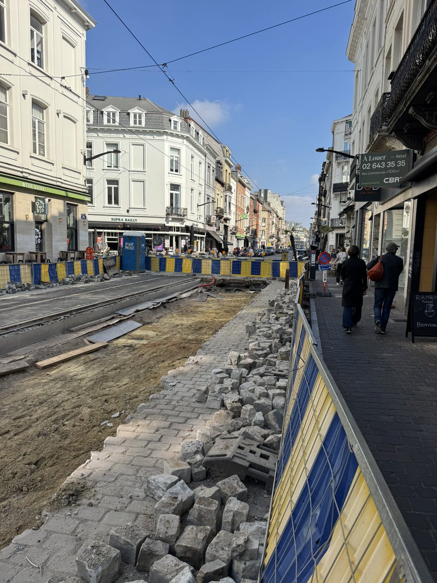une occasion manquée de ne pas réaménager toute la rue du Bailli et d’en faire temporairement une zone piétonne conviviale. Avec des jeux, des bancs, etc., aux endroits où l’on ne travaille pas. Faire ressentir aux gens qu’il est plus agréable sans 🚗🚙<a href="/AnaisMaes/">Anaïs Maes</a> <a href="/GautierCalomne/">Gautier Calomne</a>